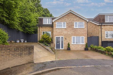 4 bed property, in Barnfield, £579,950