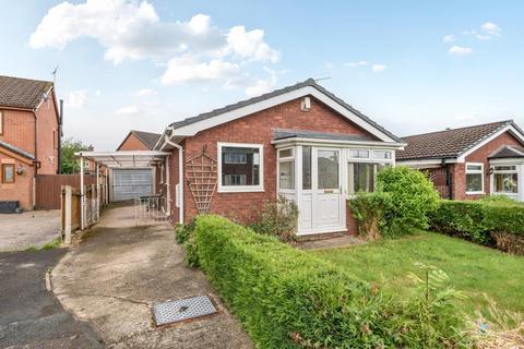2 bed property, in Oak Avenue, £165,000