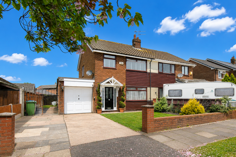 3 bed property, in Buckingham Avenue, £330,000