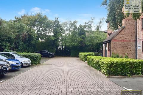 1 bed property, in Chestnut Road, £145,000