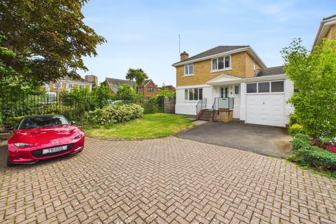 4 bed property, in Simmons Place, £670,000