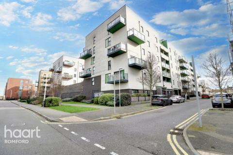 1 bed property, in Chapel Court, £190,000