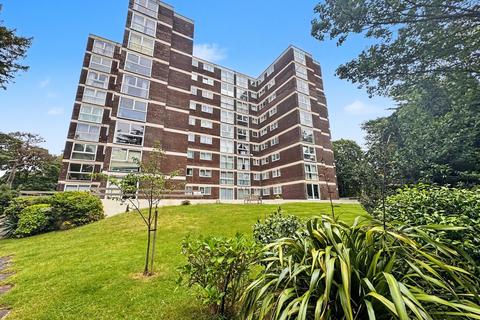 2 bed property, in East Cliff, £155,000