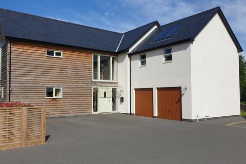 5 bed property, in Painscastle, £570,000