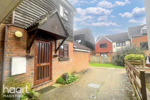 1 bed property, in Peacock Mews, £220,000