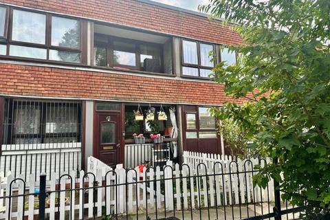 3 bed property, in Meeting House Lane SE15, £475,000
