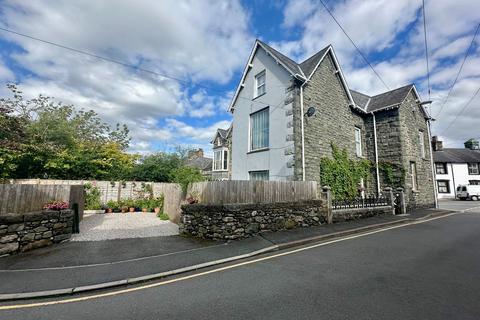 5 bed property, in Bryngwyn, £350,000