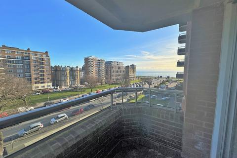 3 bed property, in Grand Avenue, £575,000
