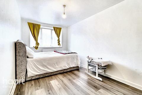 2 bed property, in Bullsmoor Way, £235,000