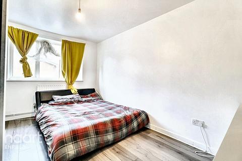 2 bed property, in Bullsmoor Way, £235,000