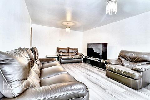 2 bed property, in Bullsmoor Way, £235,000