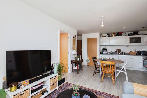 2 bed property, in Middlewood Plaza, £185,000