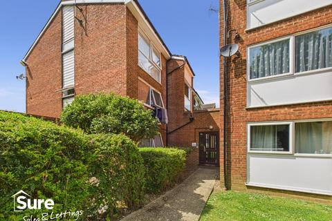 1 bed property, in Nightingale Walk, £165,000