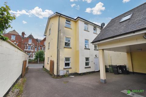 3 bed property, in Mount Pleasant Road, £290,000