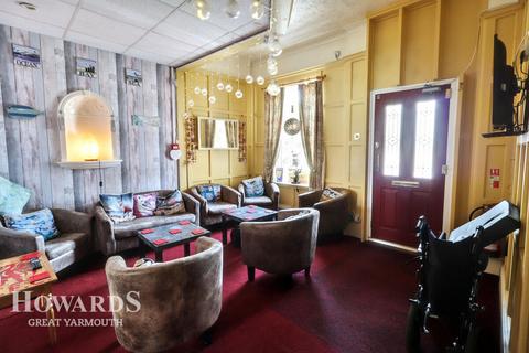 14 bed property, in 7 Norfolk Square, £575,000