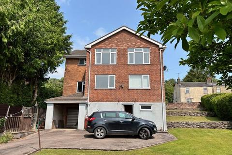 2 bed property, in High Street, £450,000