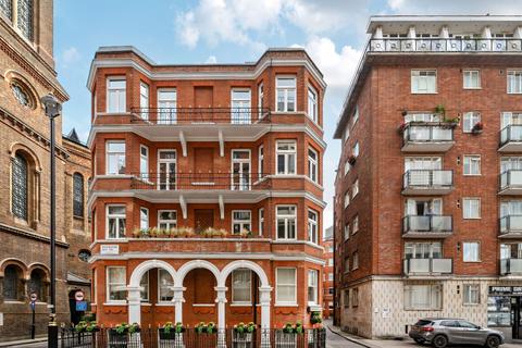 2 bed property, in Buckingham Gate, £945,000