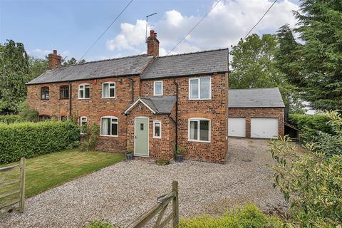 4 bed property, in Fauls, £425,000