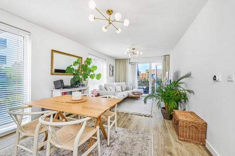 2 bed property, in Bowen Drive, £450,000
