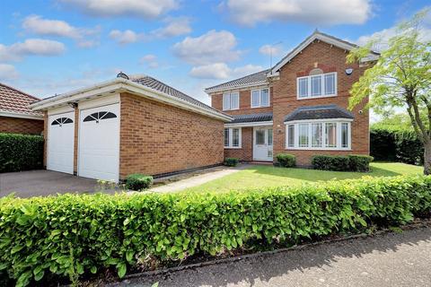 4 bed property, in Kingfisher Road, £600,000