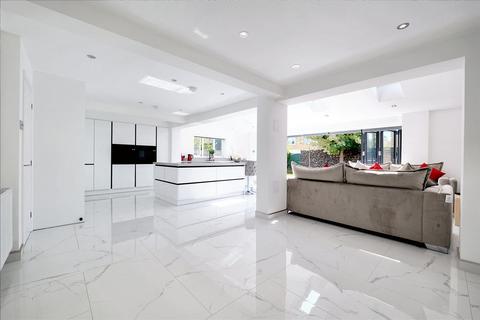 4 bed property, in Kingfisher Road, £600,000