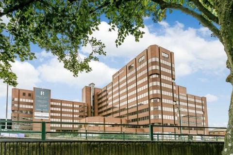1 bed property, in Broad Street, £95,000