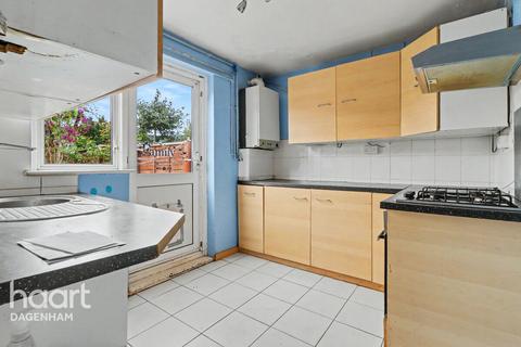 2 bed property, in Canonsleigh Road, £350,000