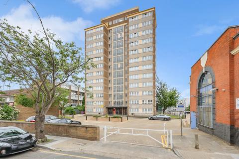 1 bed property, in Tuscan House, £235,000