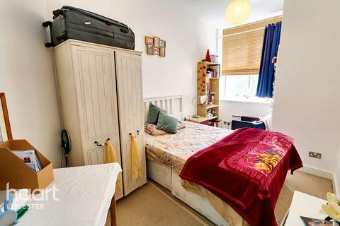2 bed property, in Duke Street, £100,000