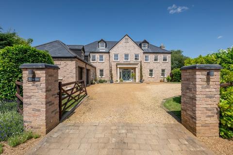 6 bed property, in The Oaks, £850,000