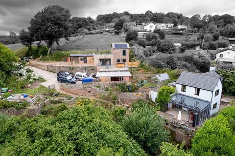 4 bed property, in With Separate Two Bedroom Detached Cottage, £900,000