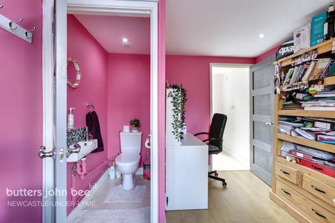 3 bed property, in Briarbank Close, £270,000