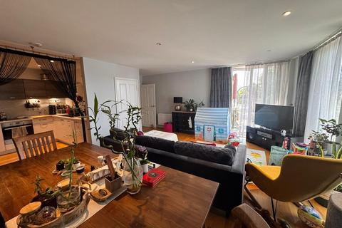 3 bed property, in High Road, £585,000