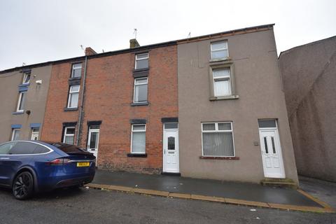 3 bed property, in Salthouse Road, £130,000