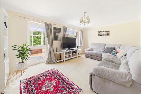 3 bed property, in Fletcher Way, £260,000