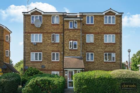 1 bed property, in Harrow Road, £180,000