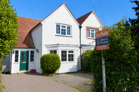 4 bed property, in Manor Road, £400,000