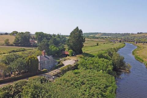 2 bed property, in Westover, £325,000
