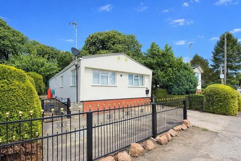 1 bed property, in Wood End, £100,000