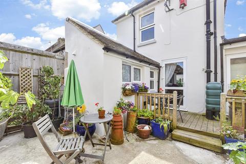 2 bed property, in Windmill Street, £350,000