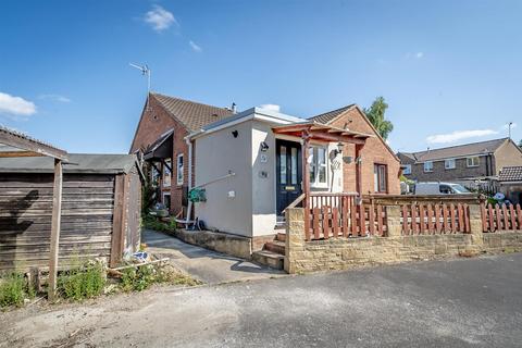 1 bed property, in Middlecroft Drive, £130,000