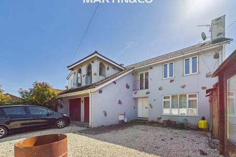 4 bed property, in Hythe End Road, £825,000