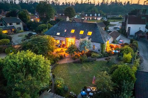 9 bed property, in Common Lane, £1,100,000