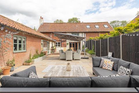 4 bed property, in Reymerston, £700,000