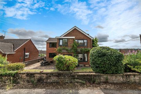 4 bed property, in Laund Close, £300,000