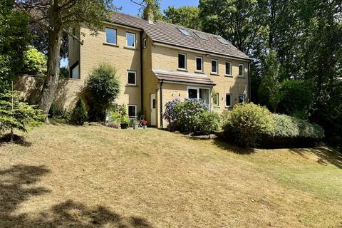 5 bed property, in Common End Lane, £650,000