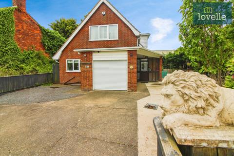 3 bed property, in Fen Lane, £285,000