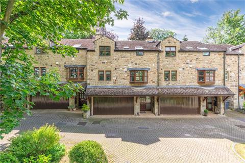 3 bed property, in Maufe Way, £525,000