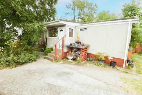 1 bed property, in Bramley Park, £100,000
