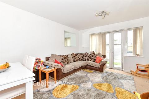 2 bed property, in Ash Close, £270,000